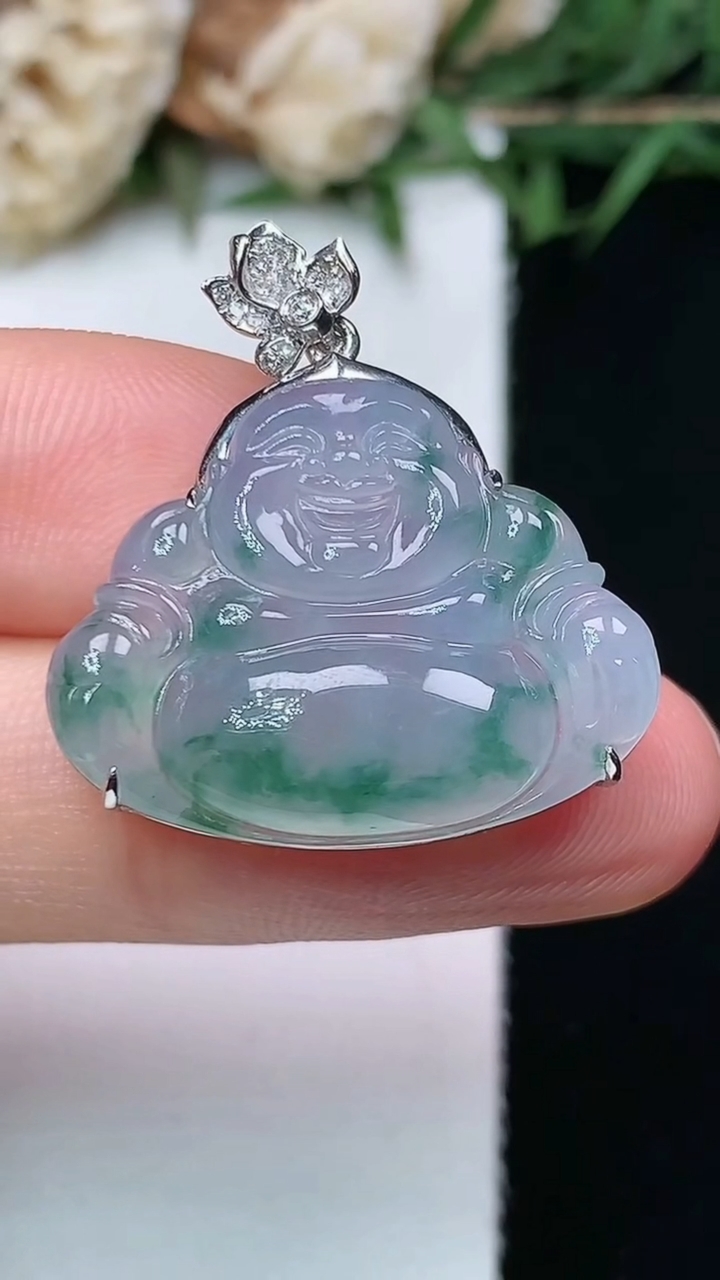 天然A货翡翠飘花佛公吊坠，尺寸18.2-23.9-7.5，重量:4.60g
5月3日