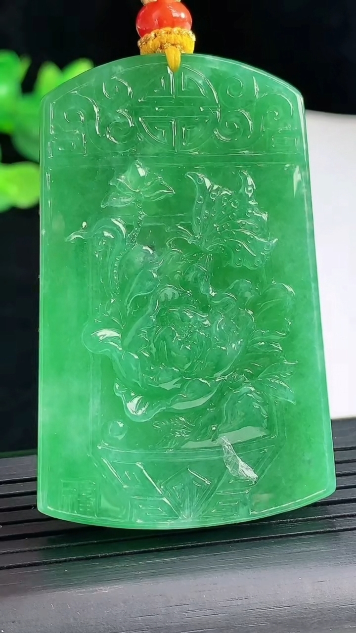 天然A货翡翠和和美美 荷花吊坠，尺寸59-37.5-7.6重量:51.85g
5月3日