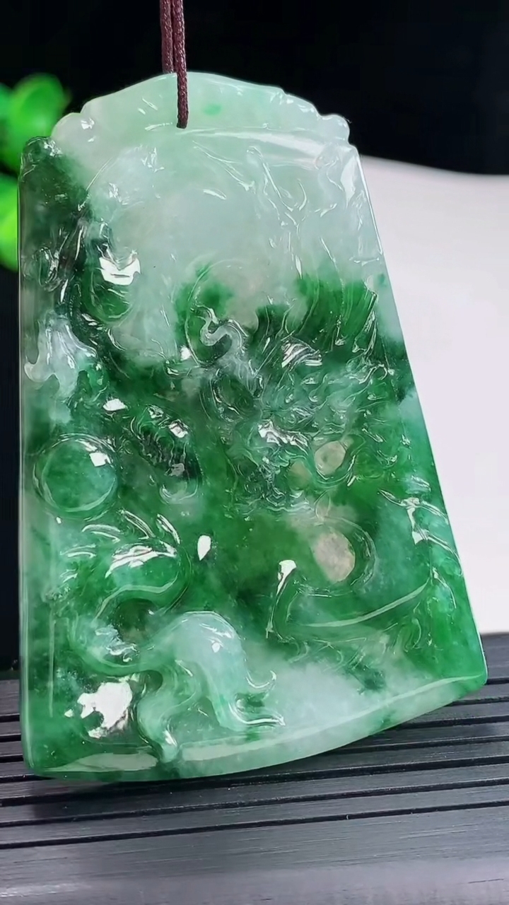 天然A货翡翠飘花龙牌吊坠，尺寸65-45-5.6重量:30.57g
5月3日