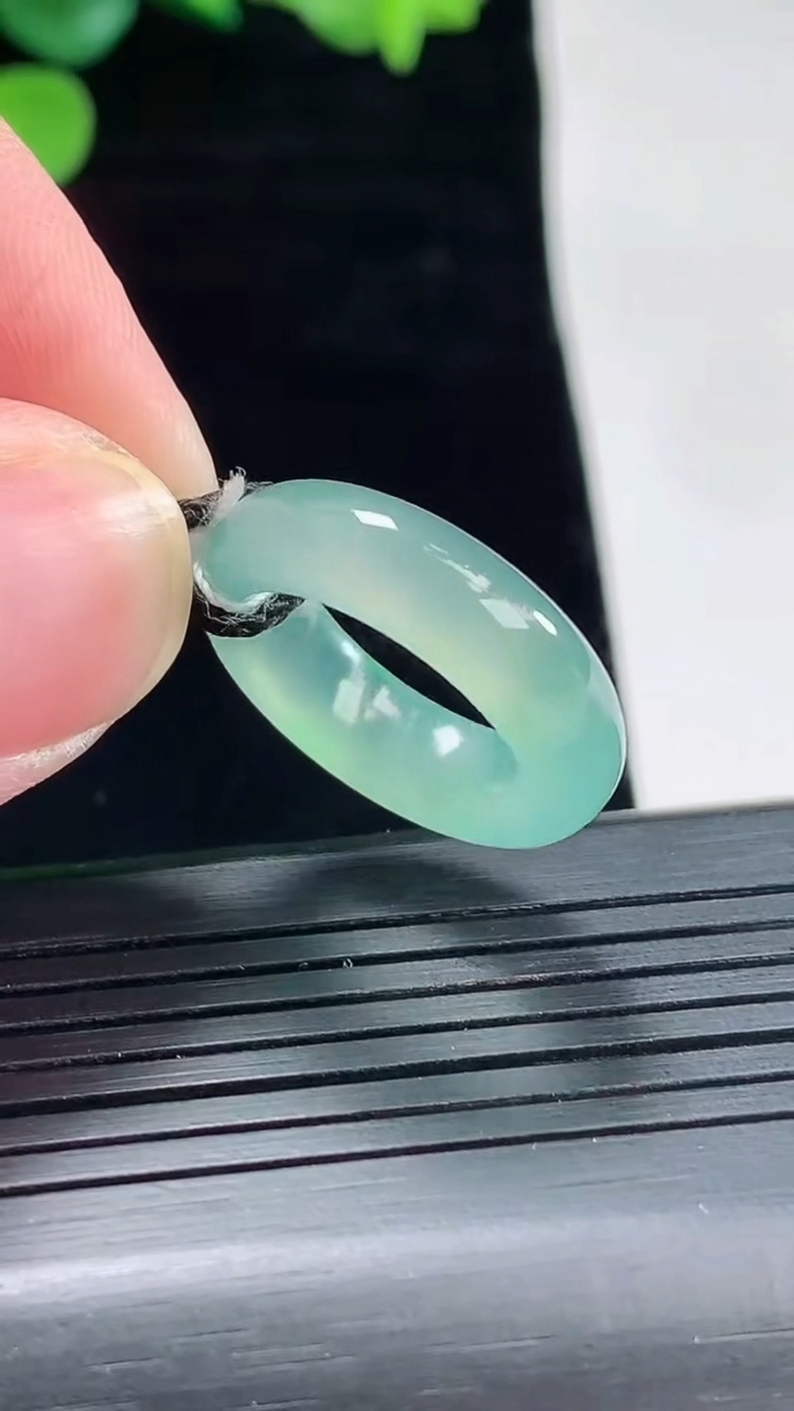 天然A货翡翠玉指环 戒指，尺寸15-5.6-3.5重量:3.53g2026年5月3日
工厂直销收藏佳品,种好水足，色泽均匀，有种有色，上手高大气！
