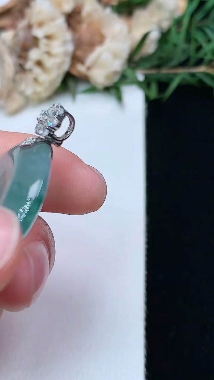 天然A货翡翠飘花平安扣吊坠，尺寸28-5.5，重量:9.25g
5月3日