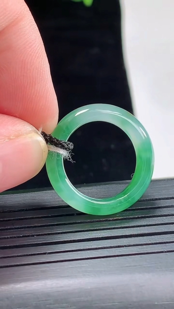 天然A货翡翠玉指环 戒指，尺寸16-5.5-3.2重量:3.27g2026年5月3日
工厂直销收藏佳品,种好水足，色泽均匀，有种有色，上手高大气！