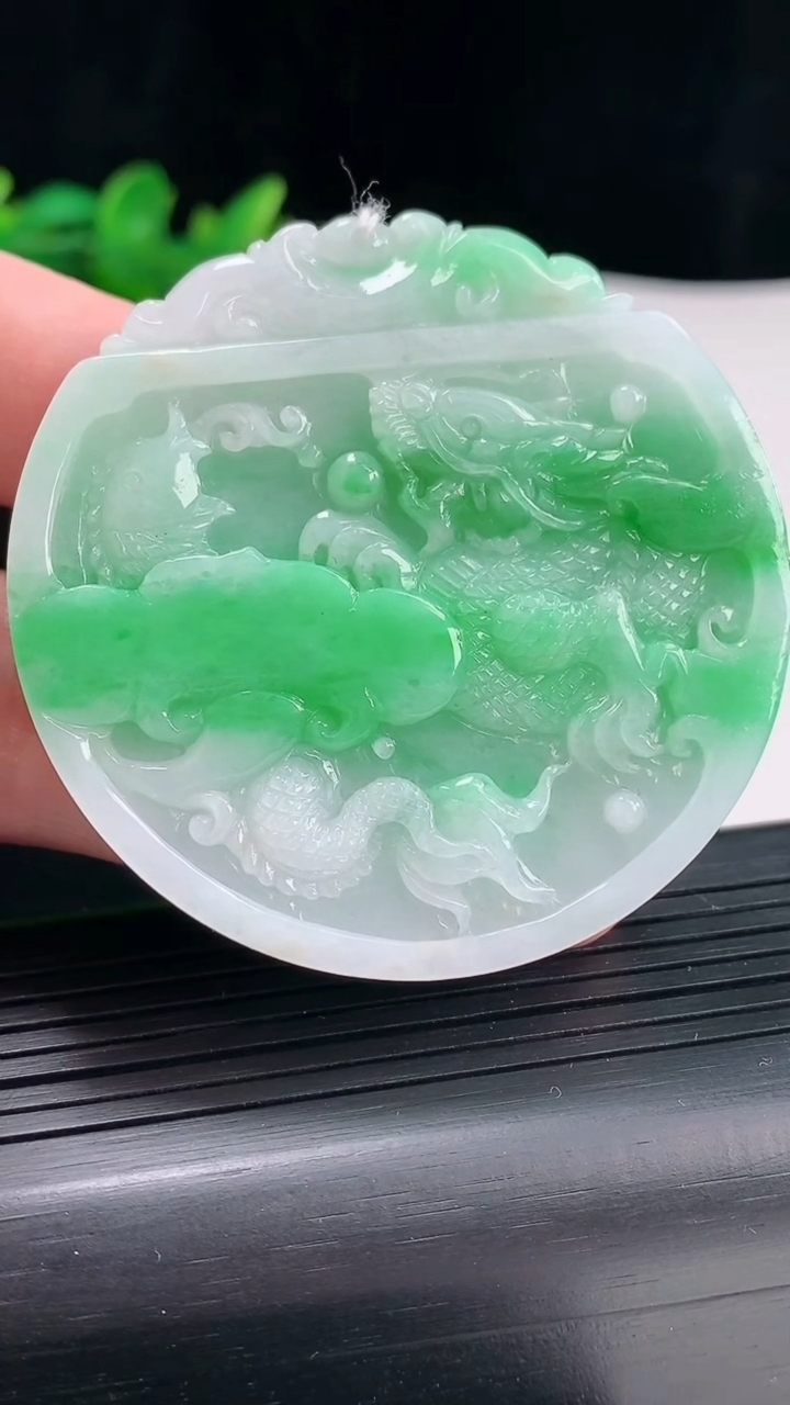 天然A货翡翠龙牌吊坠，尺寸55.5-6重量:44.36g
5月3日