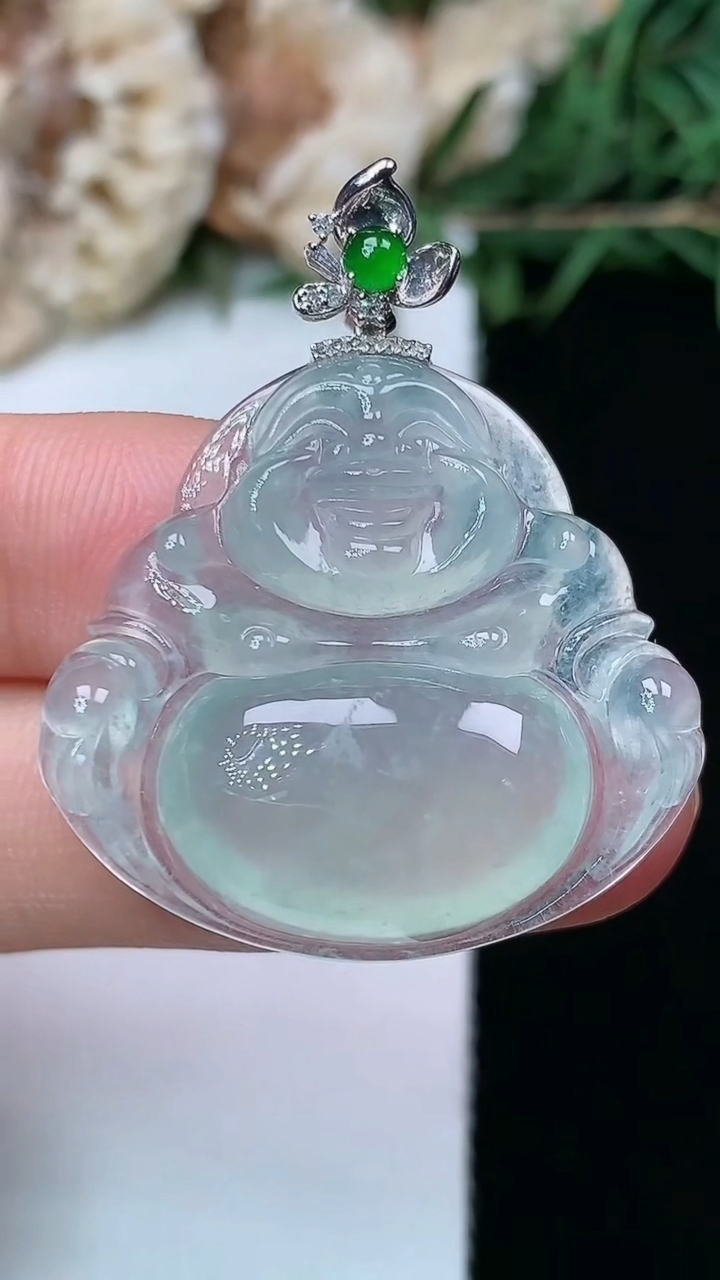 天然A货翡翠白冰佛公吊坠，尺寸25.8-29.4-5.8，重量:7.25g
5月3日