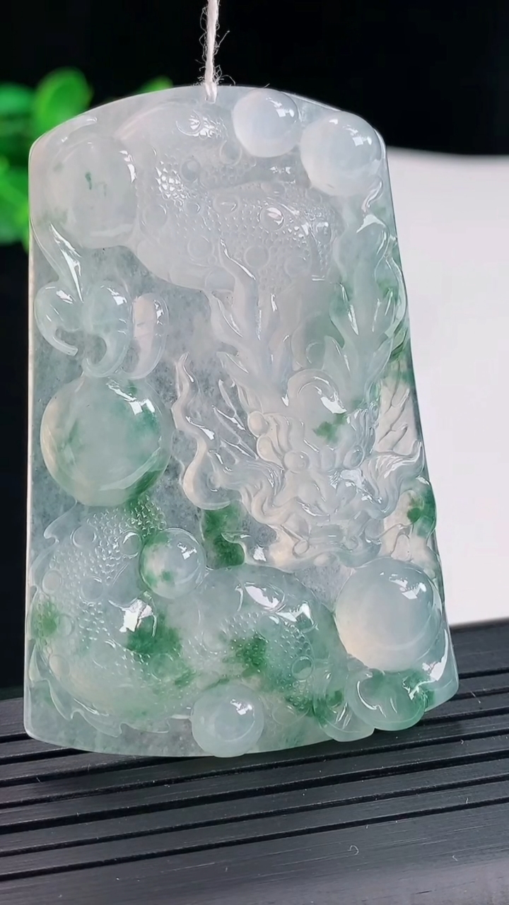 天然A货翡翠种飘花龙牌吊坠，尺寸62-41-5.6重量:29.43g
5月3日