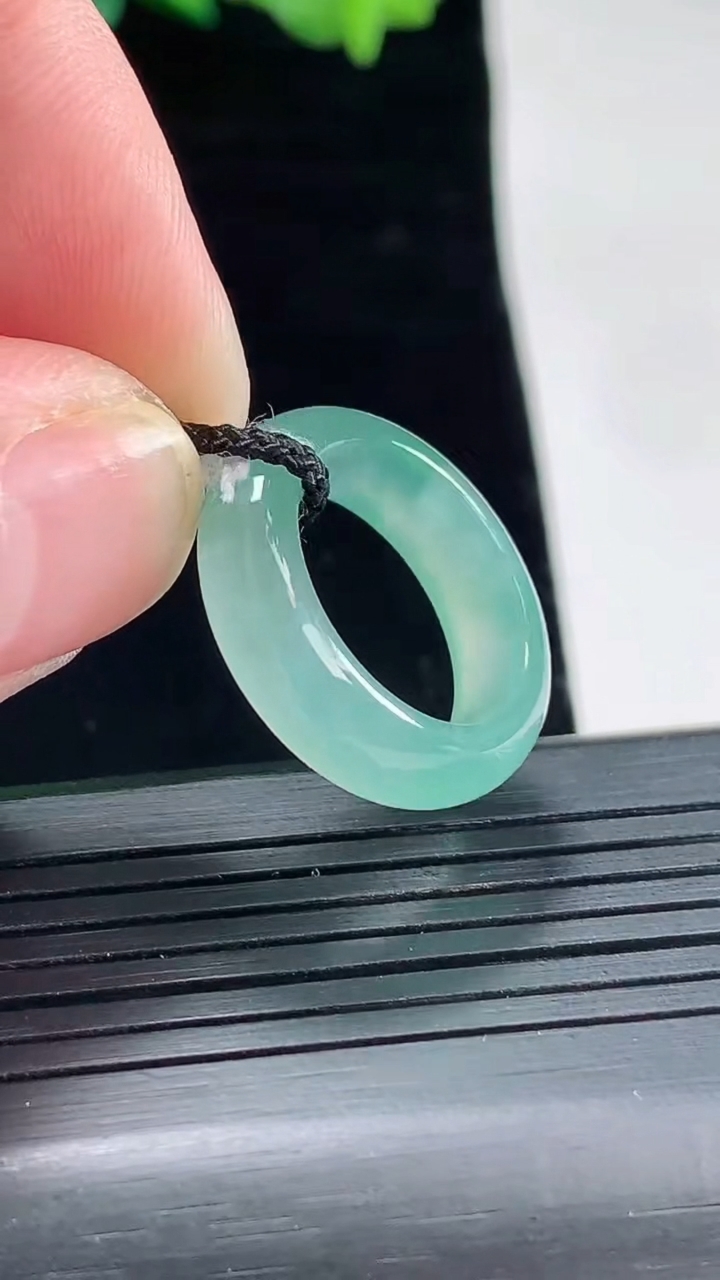 天然A货翡翠玉指环 戒指，尺寸15-5.6-3.5重量:3.53g2026年5月3日
工厂直销收藏佳品,种好水足，色泽均匀，有种有色，上手高大气！
