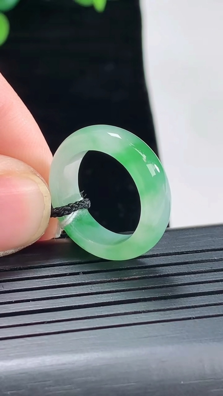 天然A货翡翠玉指环 戒指，尺寸15.5-5.6-3重量:3.59g2026年5月3日
工厂直销收藏佳