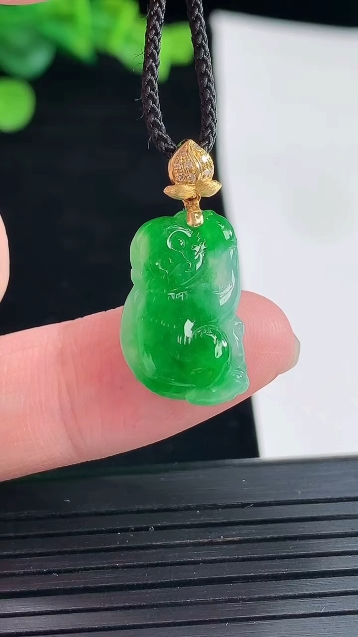 天然A货翡翠生肖猴吊坠，尺寸18-12.2-4.6重量:2.49g
5月3日