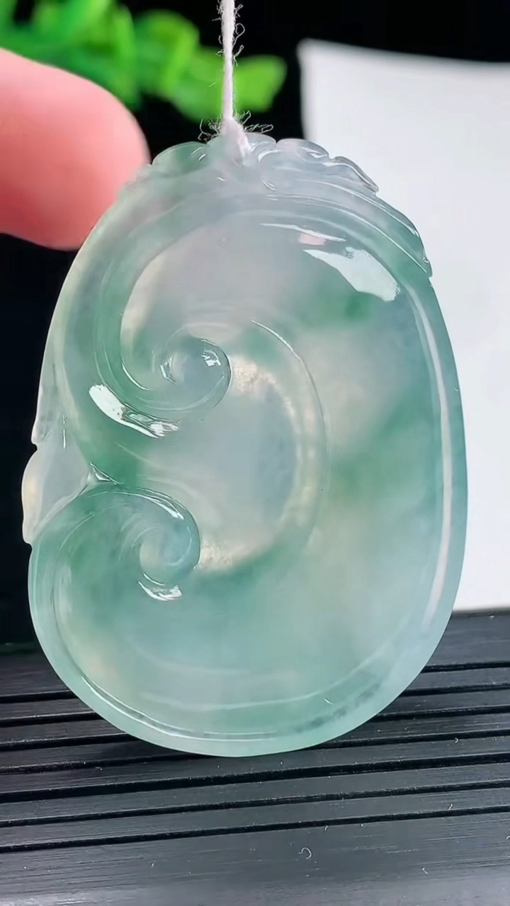 天然A货翡翠冰种飘花如意吊坠，尺寸48.5-35-5.2重量:17.42g
5月3日