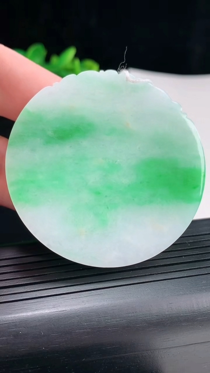 天然A货翡翠龙牌吊坠，尺寸55.5-6重量:44.36g
5月3日