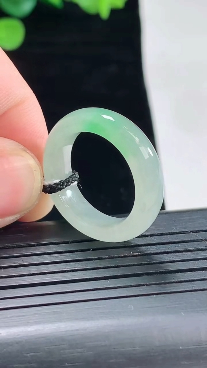 天然A货翡翠玉指环 戒指，尺寸17.8-6-3.8重量:4.51g2026年5月3日
工厂直销收藏佳