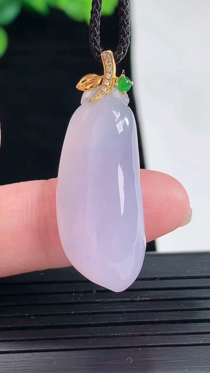 天然A货翡翠18k金紫罗兰福瓜吊坠，尺寸27.5-13-9.6重量:7.37g
5月3日