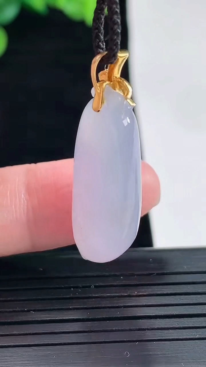 天然A货翡翠18k金紫罗兰福瓜吊坠，尺寸27.5-13-9.6重量:7.37g
5月3日