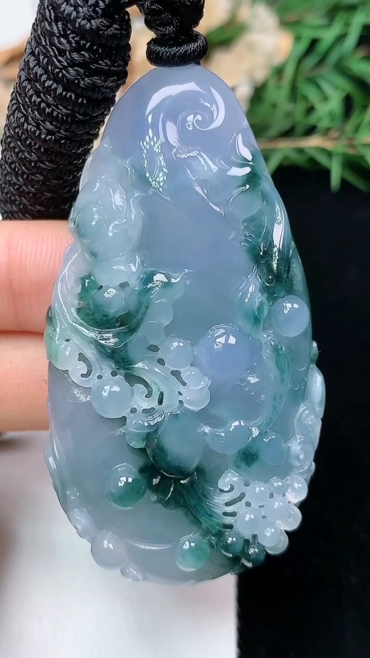 天然A货翡翠紫罗兰 飘花年年有余吊坠，尺寸57.5-31.2-10.5，重量:36.69g
5月3日