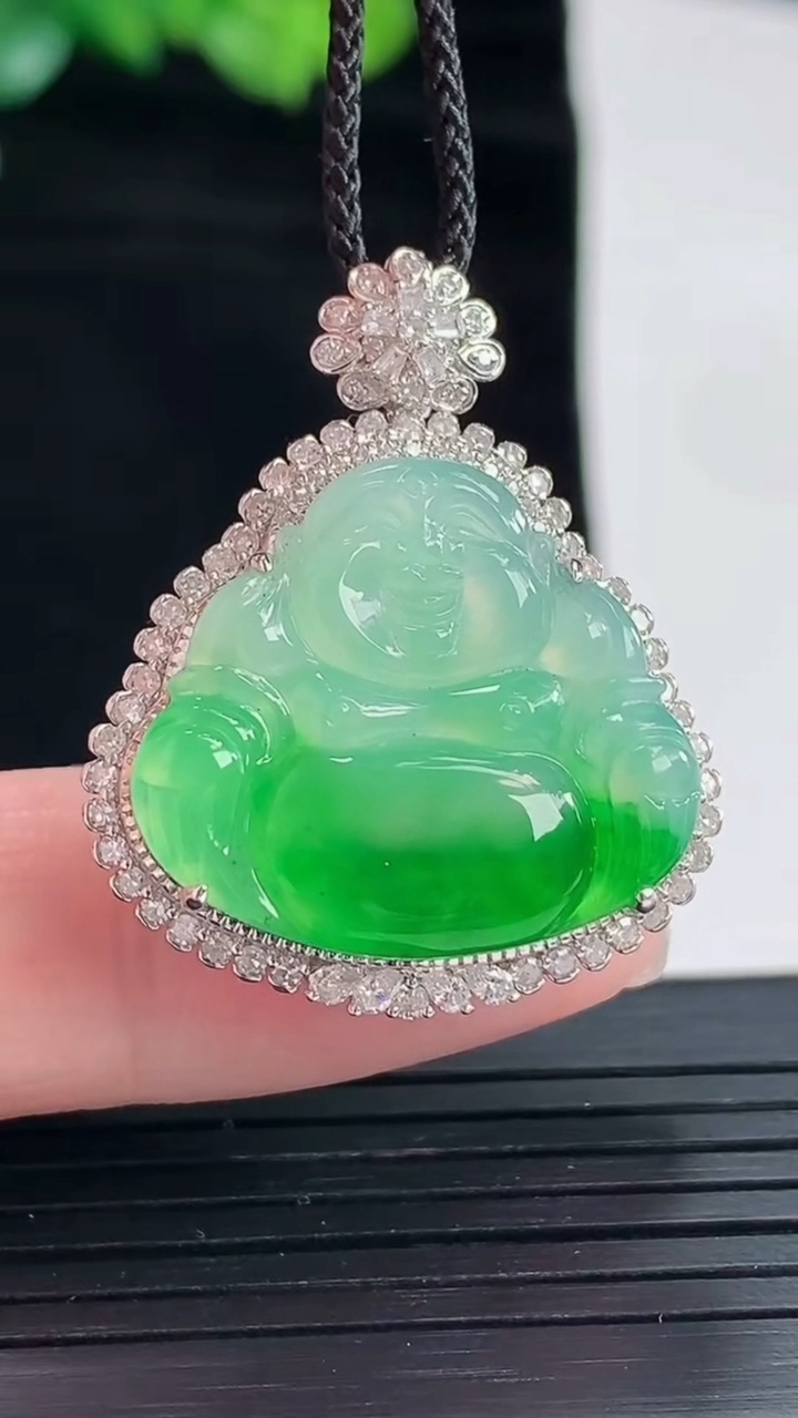 天然A货翡翠佛公吊坠，尺寸31-26-10，裸石19.6-22重量:7.20g
5月3日
