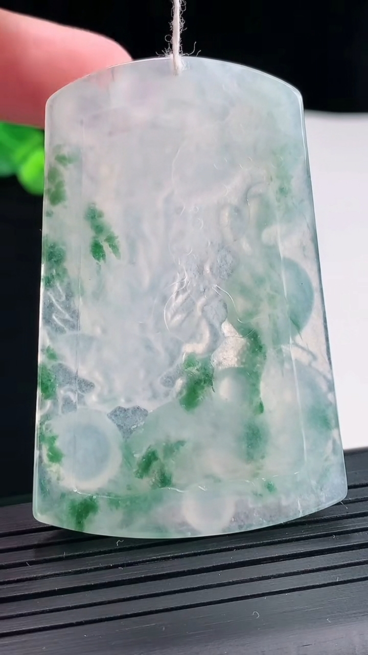 天然A货翡翠种飘花龙牌吊坠，尺寸62-41-5.6重量:29.43g
5月3日
