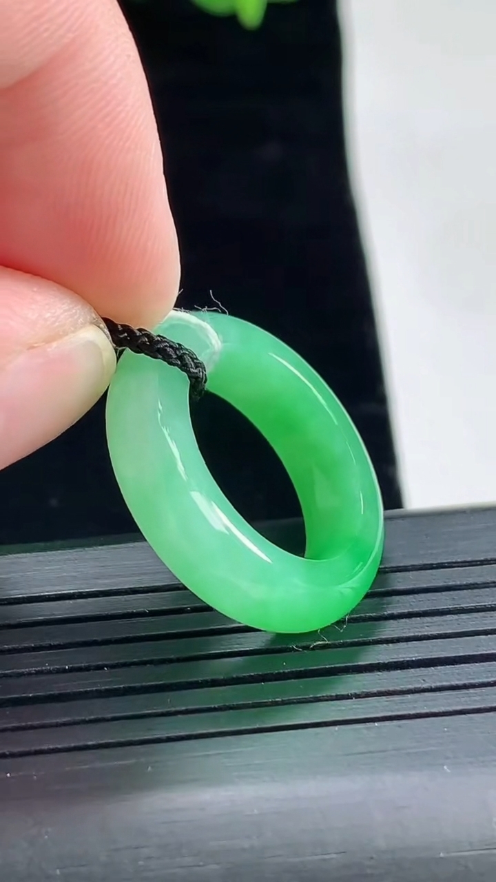 天然A货翡翠玉指环 戒指，尺寸16.2-5.8-4.5重量:5.08g2026年5月3日
工厂直销收藏佳品,种好水足，色泽均匀，有种有色，上手高大气！