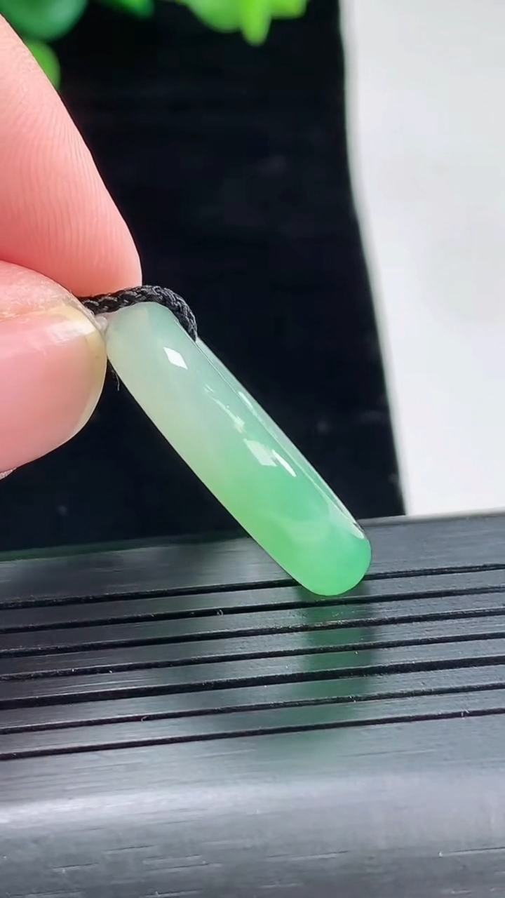 天然A货翡翠玉指环 戒指，尺寸17.8-5.2-4.2重量:5.88g2026年5月3日
工厂直销收藏佳品,种好水足，色泽均匀，有种有色，上手高大气！