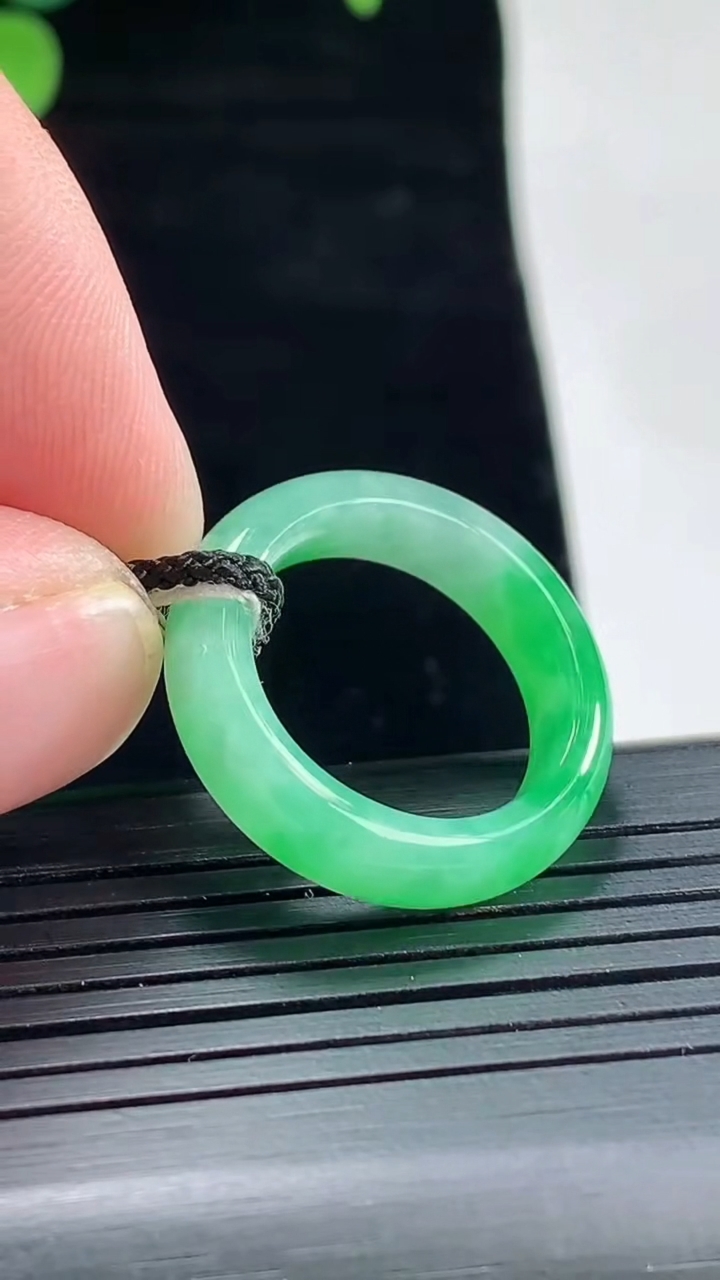 天然A货翡翠玉指环 戒指，尺寸16.3-5.2-3.5重量:3.54g2026年5月3日
工厂直销收藏佳品,种好水足，色泽均匀，有种有色，上手高大气！