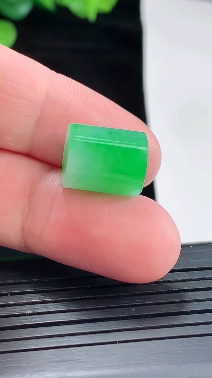 天然A货翡翠路路通吊坠，尺寸13.5-11重量:4.64g
5月3日