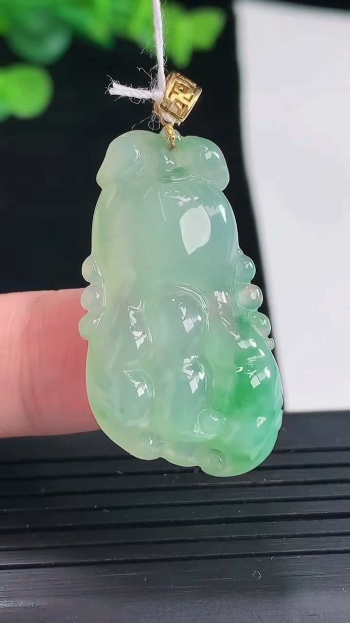 天然A货翡翠人参吊坠，尺寸33-19-6.3重量:7.36g
5月3日
