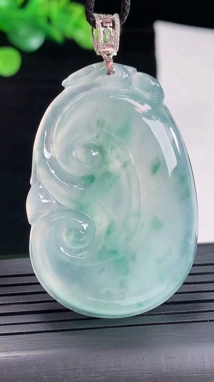 天然A货翡翠种飘花如意吊坠，尺寸47.5-33-5.6重量:17.86g
5月3日