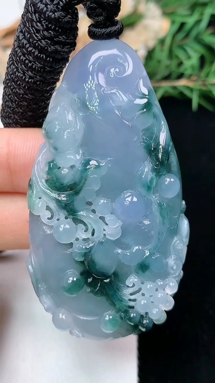 天然A货翡翠紫罗兰 飘花年年有余吊坠，尺寸57.5-31.2-10.5，重量:36.69g
5月3日