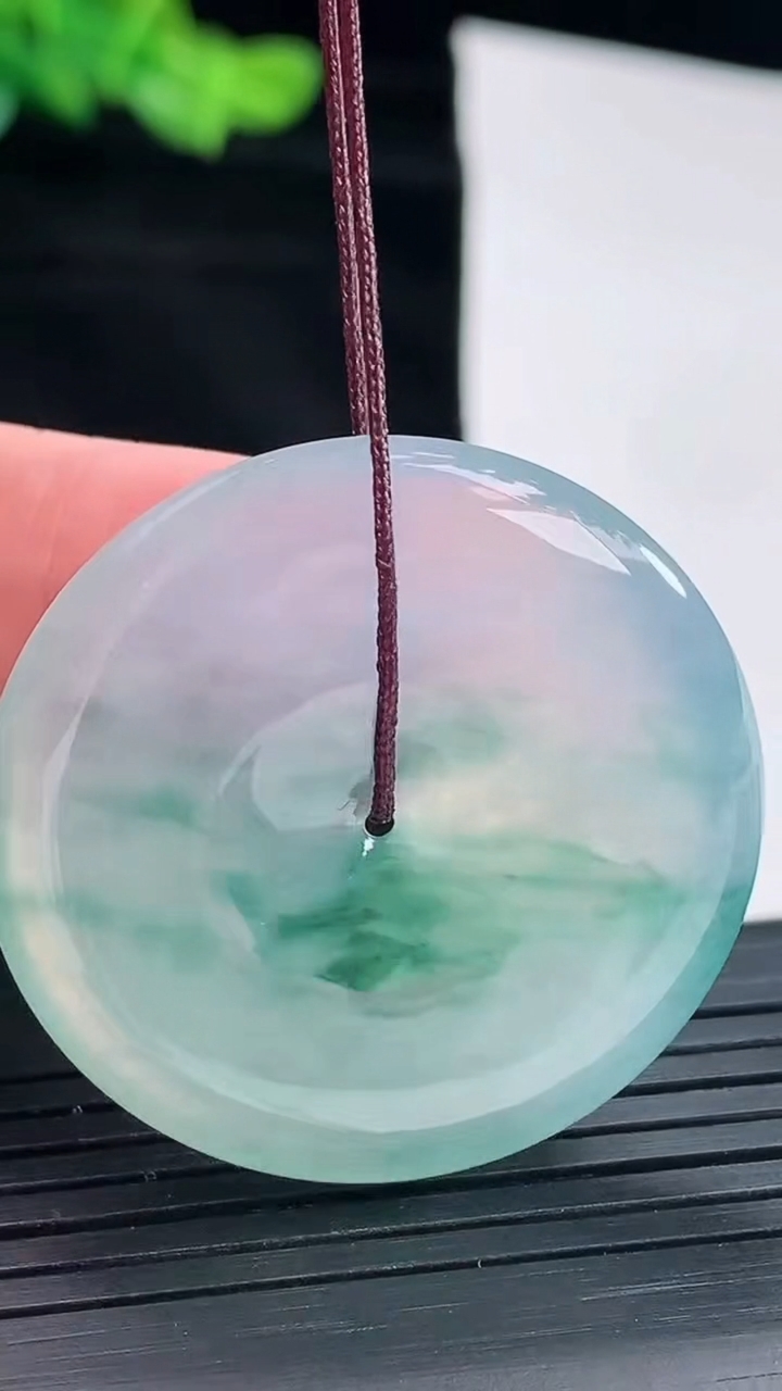 天然A货翡翠种飘花平安扣吊坠，尺寸35.8-5.6重量:16.22g
5月3日
