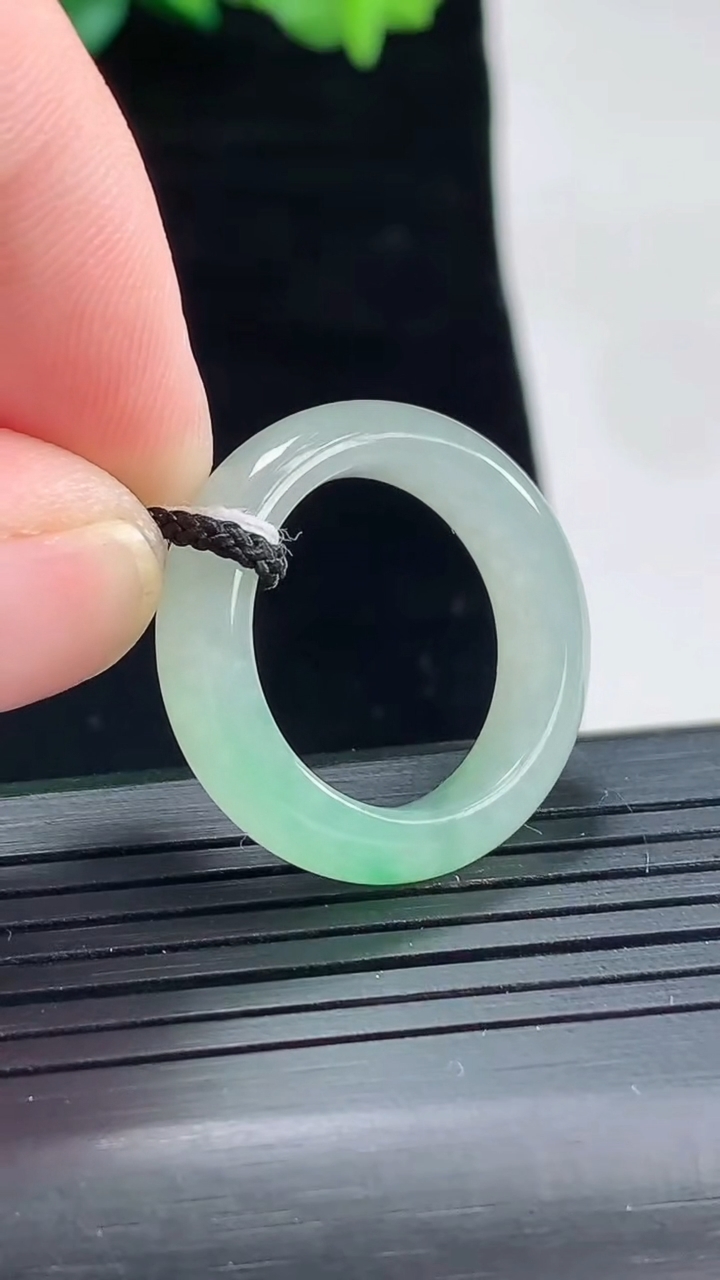 天然A货翡翠玉指环 戒指，尺寸17.8-6-3.8重量:4.51g2026年5月3日
工厂直销收藏佳品,种好水足，色泽均匀，有种有色，上手高大气！