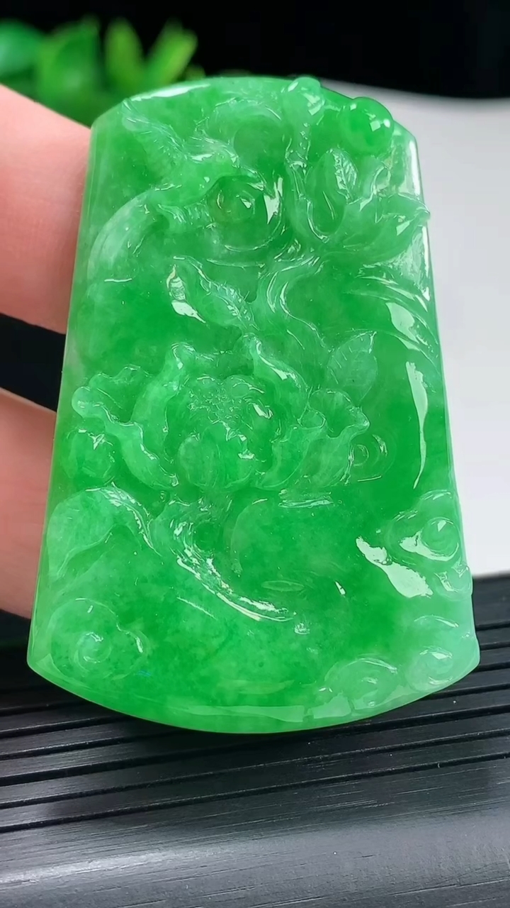 天然A货翡翠和和美美 荷花吊坠，尺寸55-37-4.5重量:21.33g
5月3日
