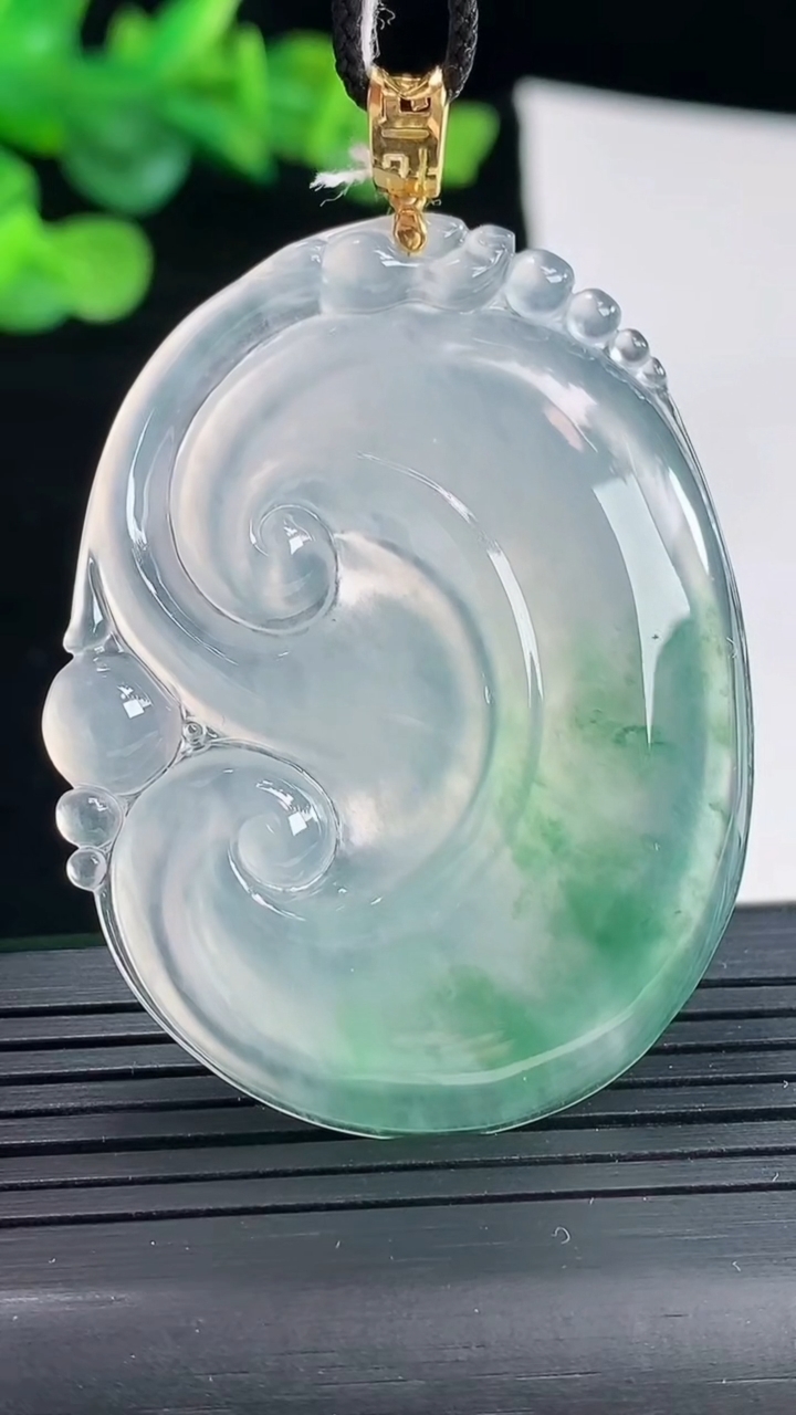 天然A货翡翠种飘花如意吊坠，尺寸47.5-38-4.5重量:16.05g
5月3日