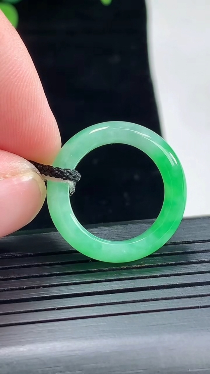 天然A货翡翠玉指环 戒指，尺寸16.3-5.2-3.5重量:3.54g2026年5月3日
工厂直销收藏佳品,种好水足，色泽均匀，有种有色，上手高大气！