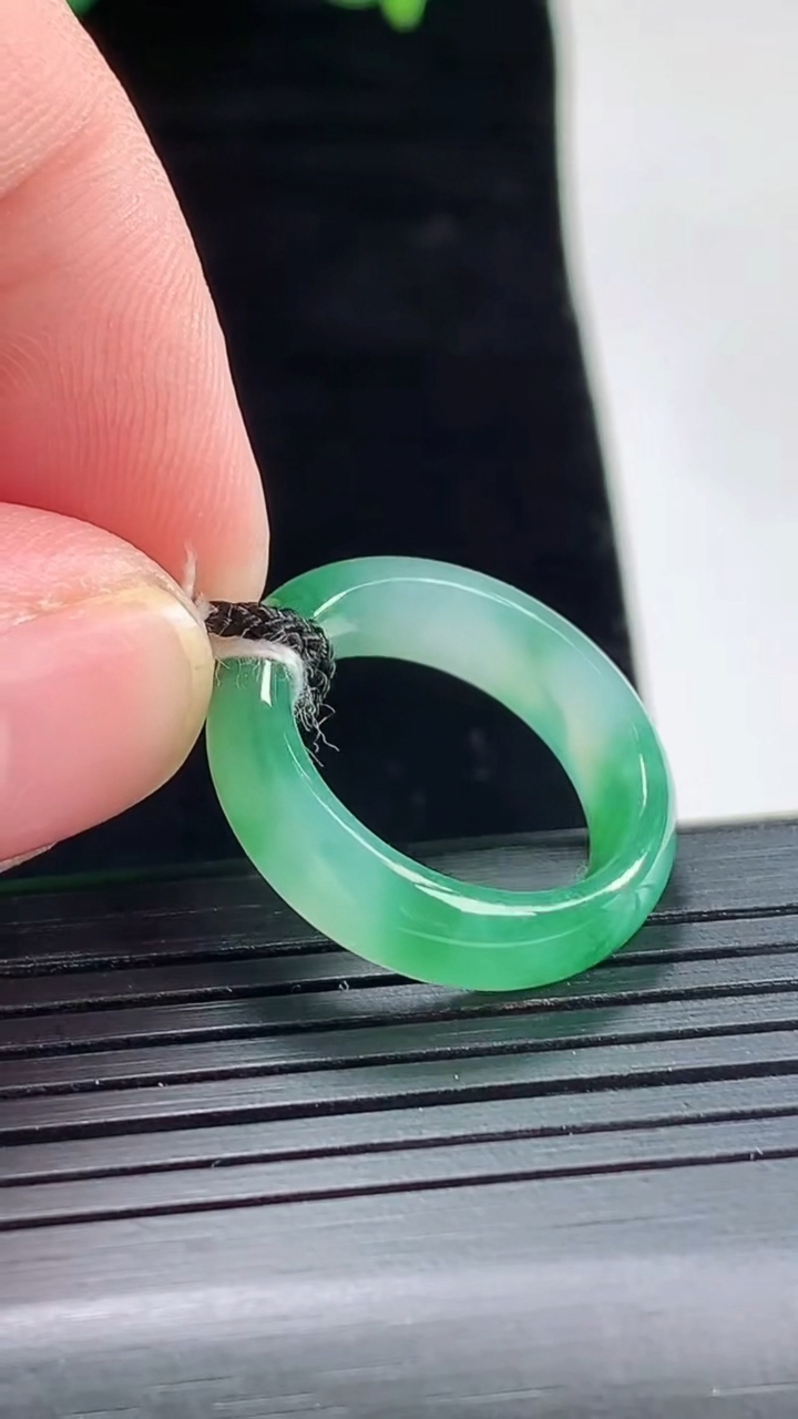 天然A货翡翠玉指环 戒指，尺寸16-5.5-3.2重量:3.27g2026年5月3日
工厂直销收藏佳品,种好水足，色泽均匀，有种有色，上手高大气！