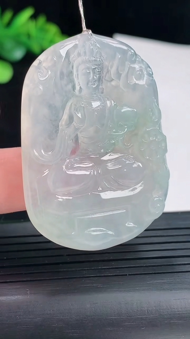 天然A货翡翠大势至菩萨吊坠，尺寸49-35-5.2重量:20.51g
5月3日