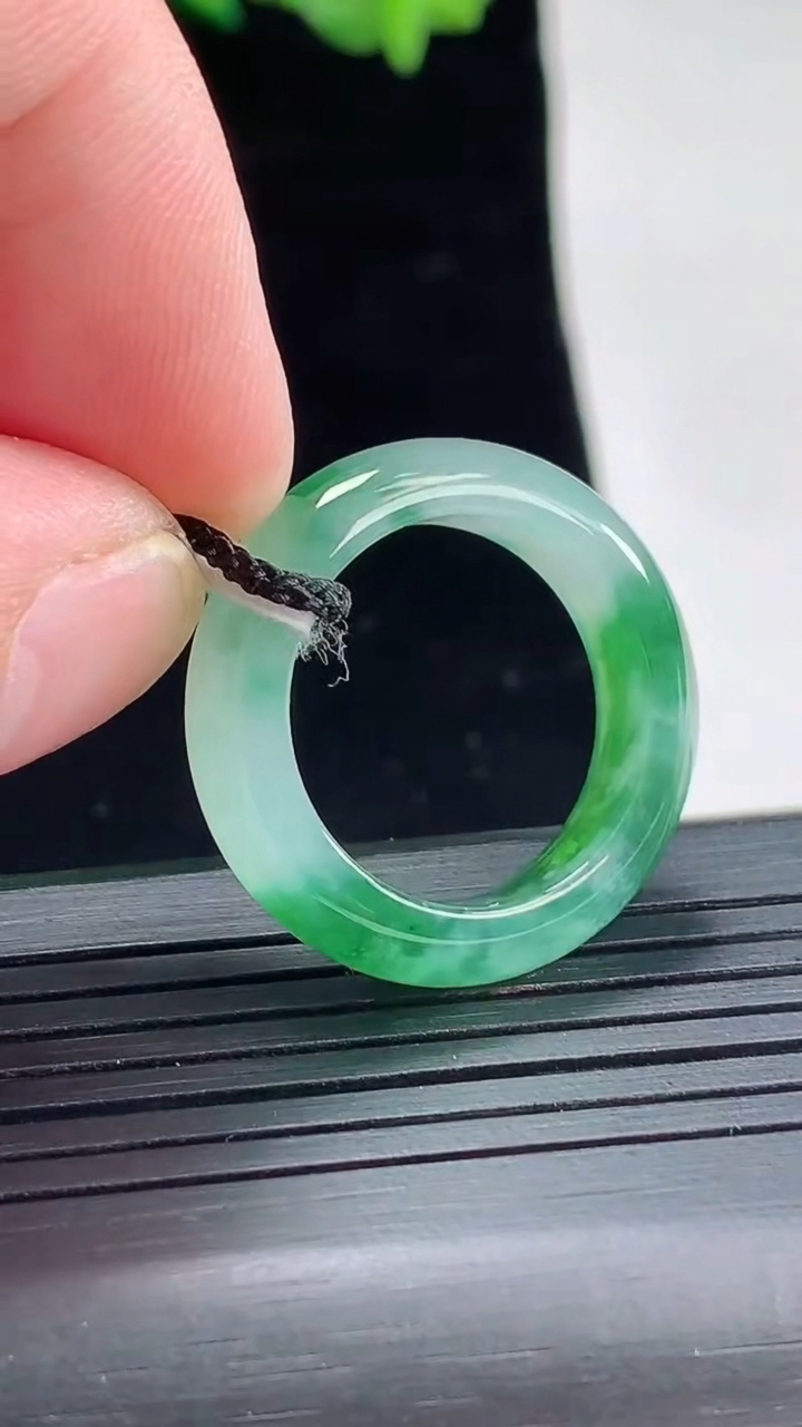 天然A货翡翠冰种飘花玉指环 戒指，尺寸17.8-6-4重量:4.82g2026年5月3日
工厂直销收藏佳品,种好水足，色泽均匀，有种有色，上手高大气！