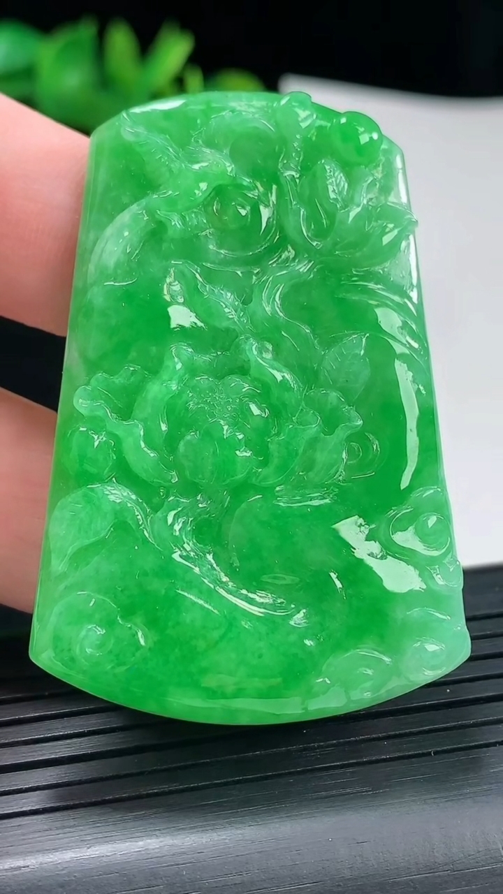 天然A货翡翠和和美美 荷花吊坠，尺寸55-37-4.5重量:21.33g
5月3日