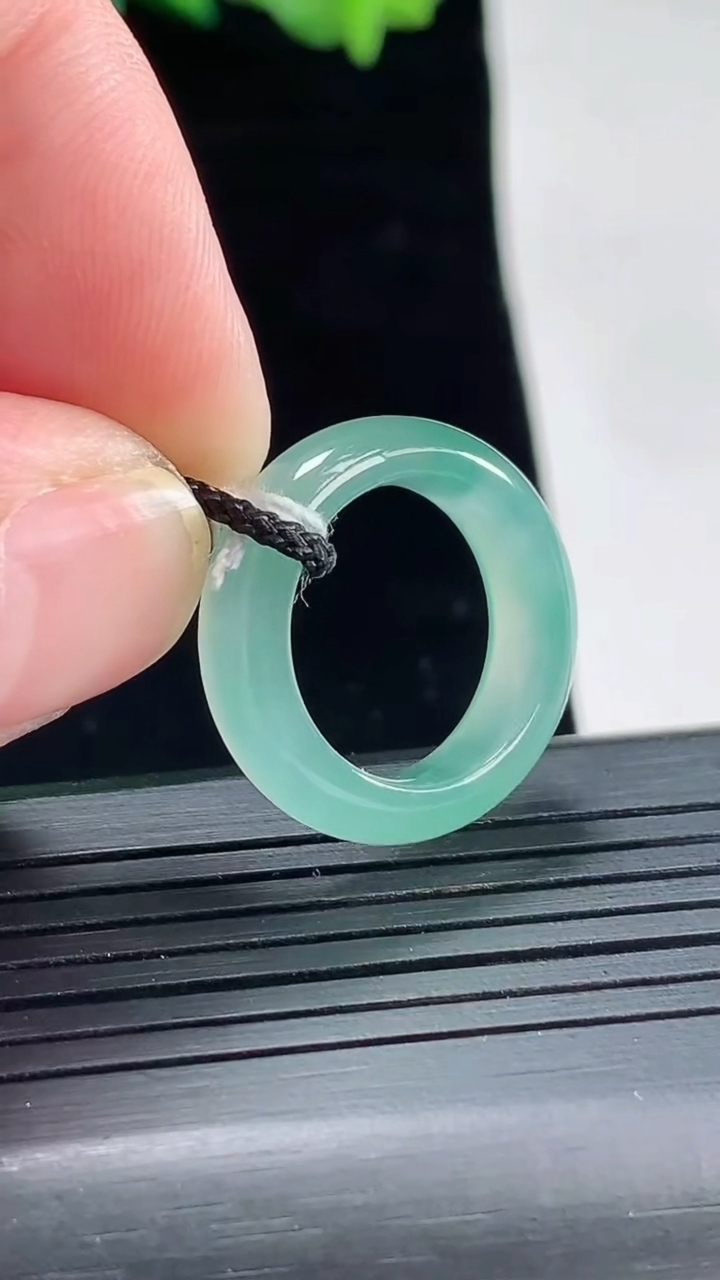 天然A货翡翠玉指环 戒指，尺寸15-5.6-3.5重量:3.53g2026年5月3日
工厂直销收藏佳品,种好水足，色泽均匀，有种有色，上手高大气！