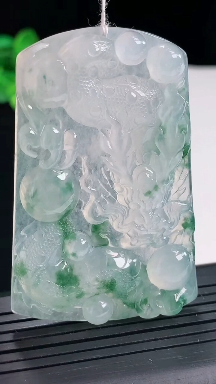 天然A货翡翠种飘花龙牌吊坠，尺寸62-41-5.6重量:29.43g
5月3日