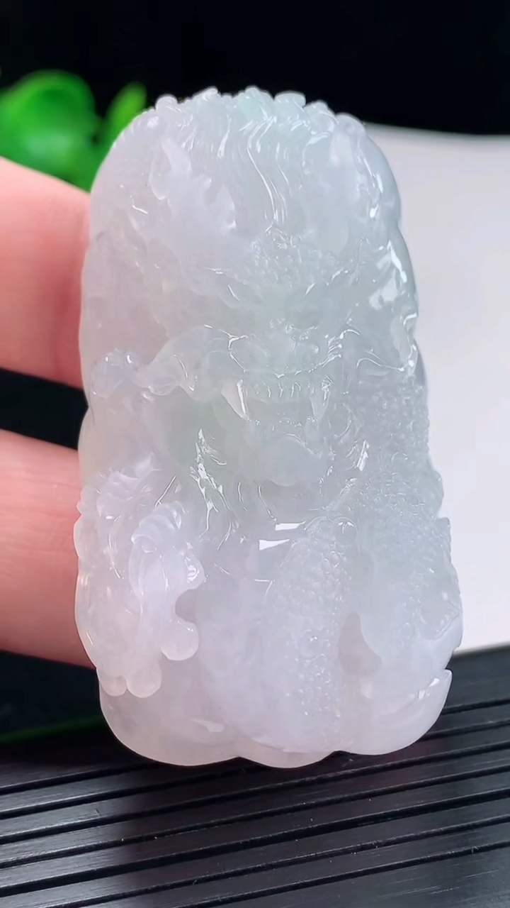 天然A货翡翠龙牌吊坠，尺寸54-30-17重量:62.66g
5月3日