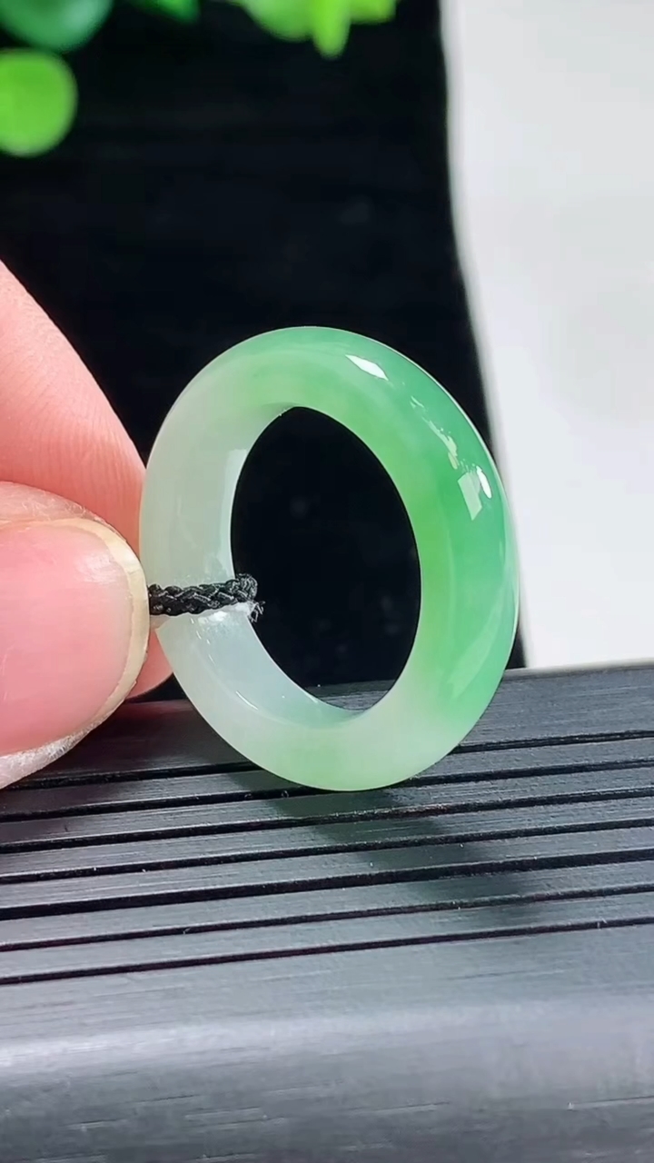 天然A货翡翠玉指环 戒指，尺寸17.8-5.2-4.2重量:5.88g2026年5月3日
工厂直销收