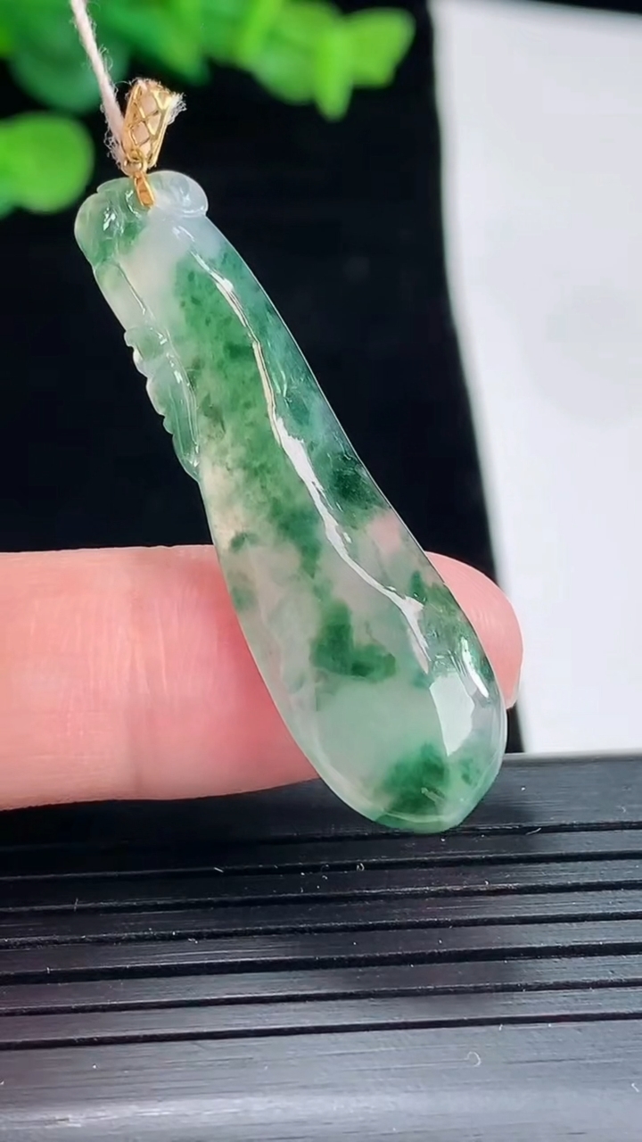 天然A货翡翠种飘花福瓜吊坠，尺寸43.5-12-3.6重量:3.71g
5月3日