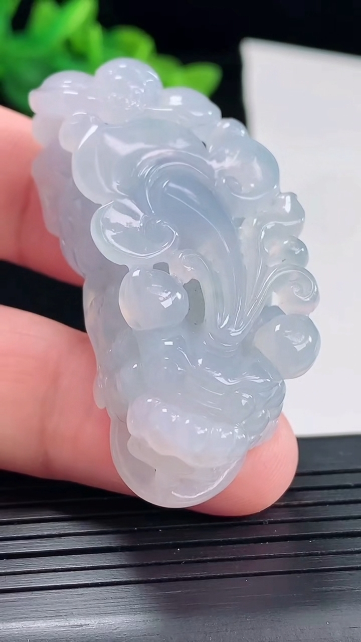 天然A货翡翠冰种紫罗兰貔貅吊坠，尺寸50.5-23-15重量:34.82g
5月3日