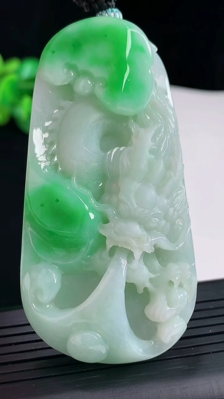 天然A货翡翠龙牌吊坠，尺寸71-37-14.5重量:64.11g
5月3日