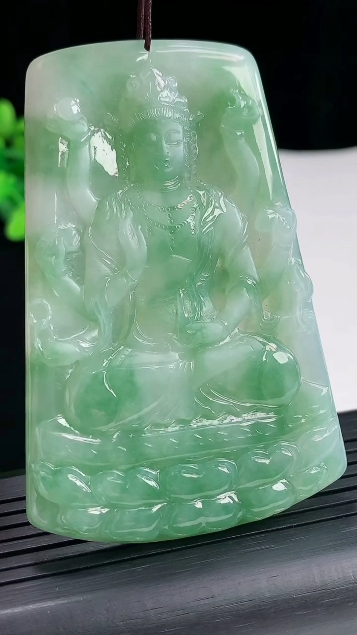 天然A货翡翠千手观音菩萨吊坠，尺寸73-49-5.2重量:43.01g
5月3日