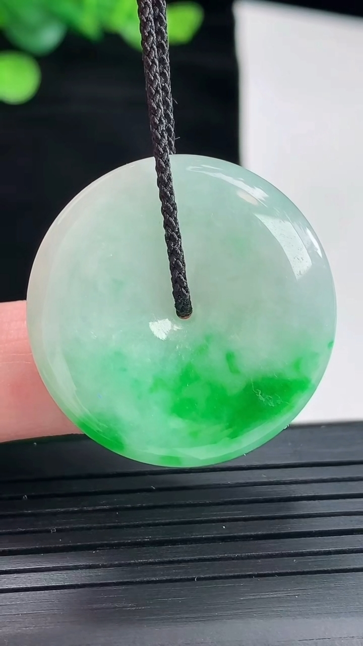 天然A货翡翠平安扣吊坠，尺寸31-5重量:10.82g
5月3日