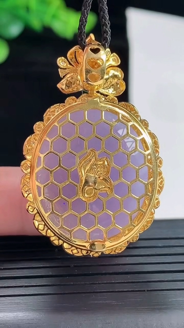 天然A货翡翠18k金紫罗兰蛋面吊坠，尺寸43-28-17.5，裸石26-23重量:17.98g
5月3日