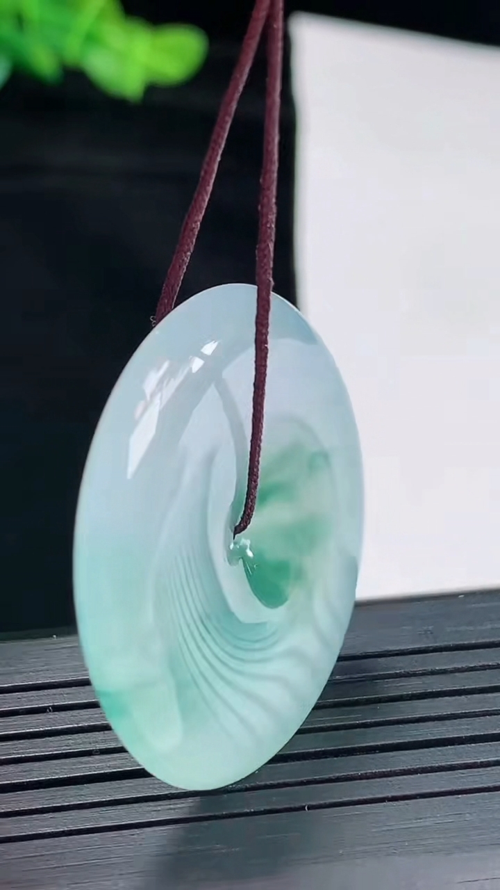 天然A货翡翠种飘花平安扣吊坠，尺寸35.8-5.6重量:16.22g
5月3日