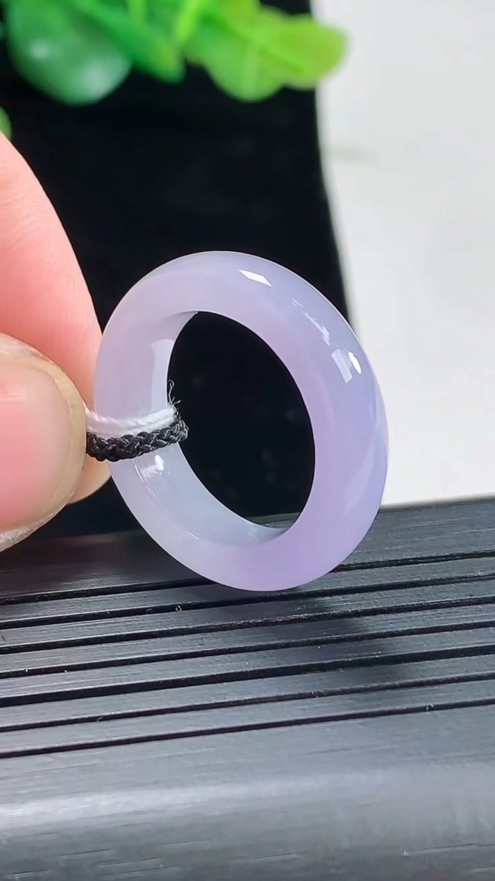 天然A货翡翠紫罗兰玉指环 戒指，尺寸16.8-5.6-4重量:4.48g2026年5月3日
工厂直销收藏佳品,种好水足，色泽均匀，有种有色，上手高大气！