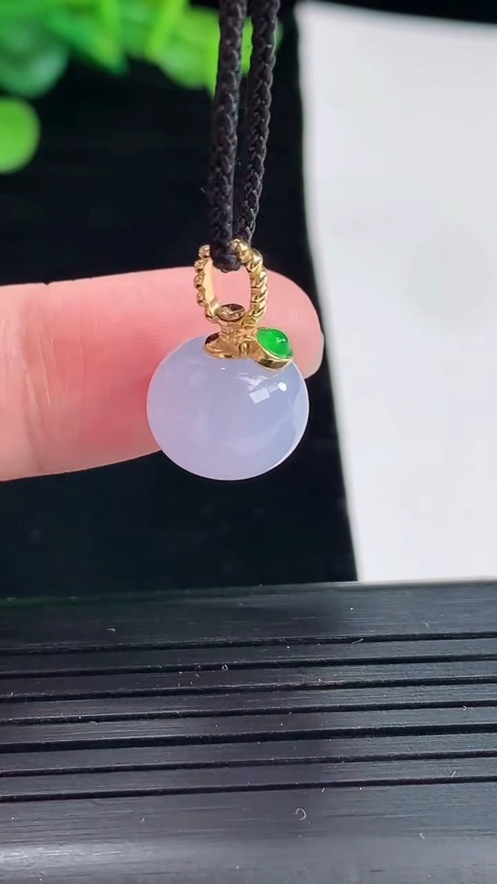天然A货翡翠18k金紫罗兰圆珠吊坠，尺寸12-10重量:3.28g
5月3日