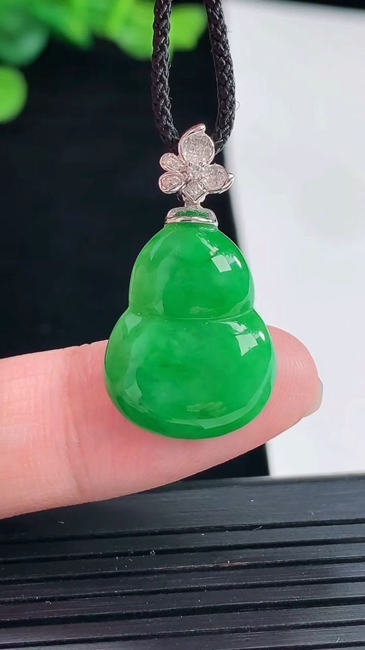 天然A货翡翠葫芦吊坠，尺寸18.5-15.6-3.8重量:2.87g
5月3日